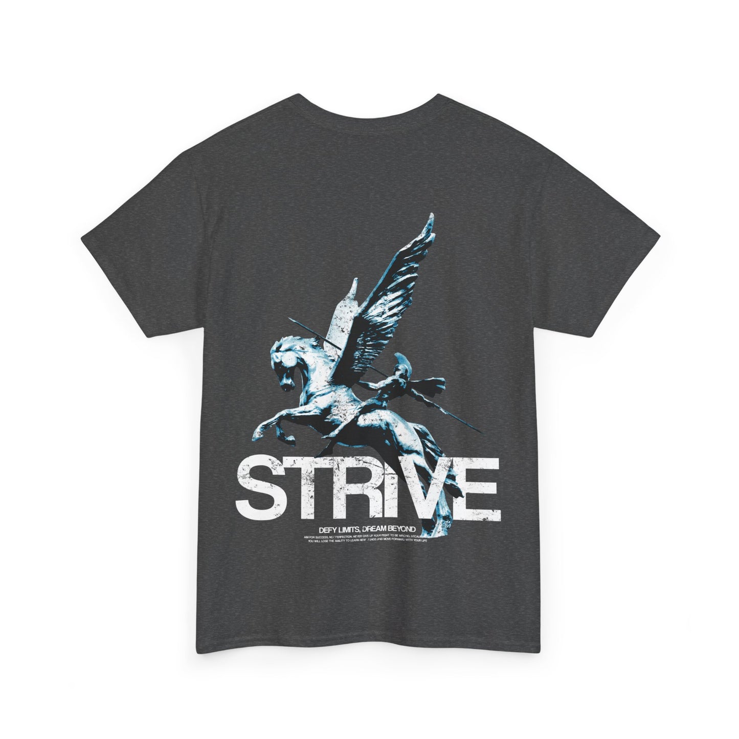 Strive Motivationsshirt – antiker Krieger auf geflügeltem Pferd mit dem Slogan 'Defy Limits, Dream Beyond'. Inspiriert zu Stärke, Durchhaltevermögen und dem Streben nach mehr. Ideal für Streetwear- und Fitnessfans, die ihre Grenzen überschreiten wollen