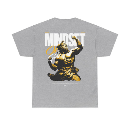 Strive Streetwear & Gym Wear Poster – antike Statue eines muskulösen Gottes in kraftvoller Pose mit dem Slogan 'Mindset of Gods'. Motiviert zu Selbstverbesserung und Erfolg durch Beharrlichkeit und Hingabe. Streetwear kombiniert mit Fitness- und Lifestyle-Motivation.