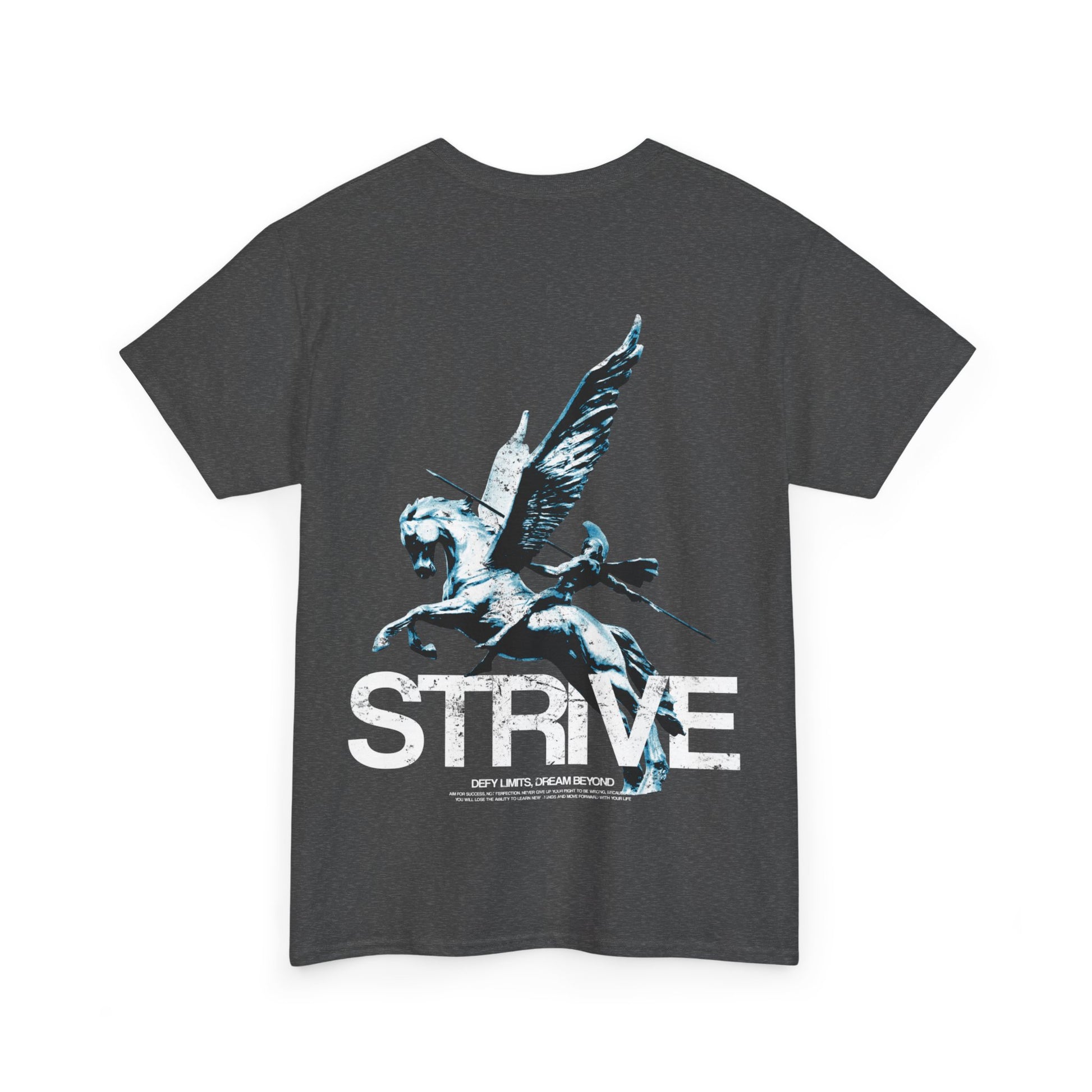 Strive Motivationsshirt – antiker Krieger auf geflügeltem Pferd mit dem Slogan 'Defy Limits, Dream Beyond'. Inspiriert zu Stärke, Durchhaltevermögen und dem Streben nach mehr. Ideal für Streetwear- und Fitnessfans, die ihre Grenzen überschreiten wollen